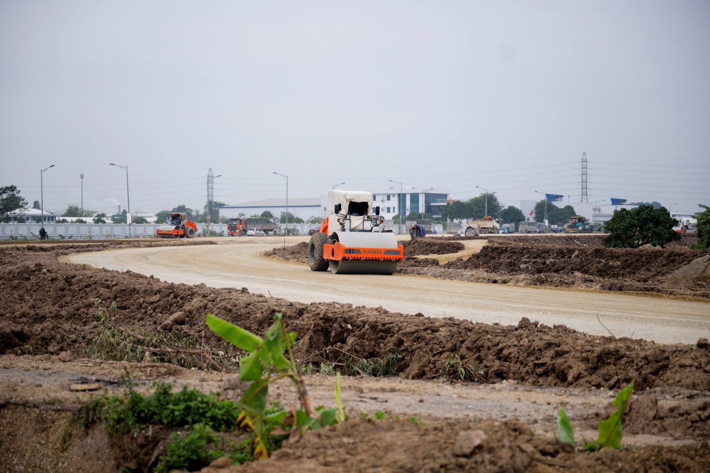 Trên tuyến đường kết nối 2 cao tốc, các công nhân tập trung hoàn thiện các hạng mục cuối cùng.