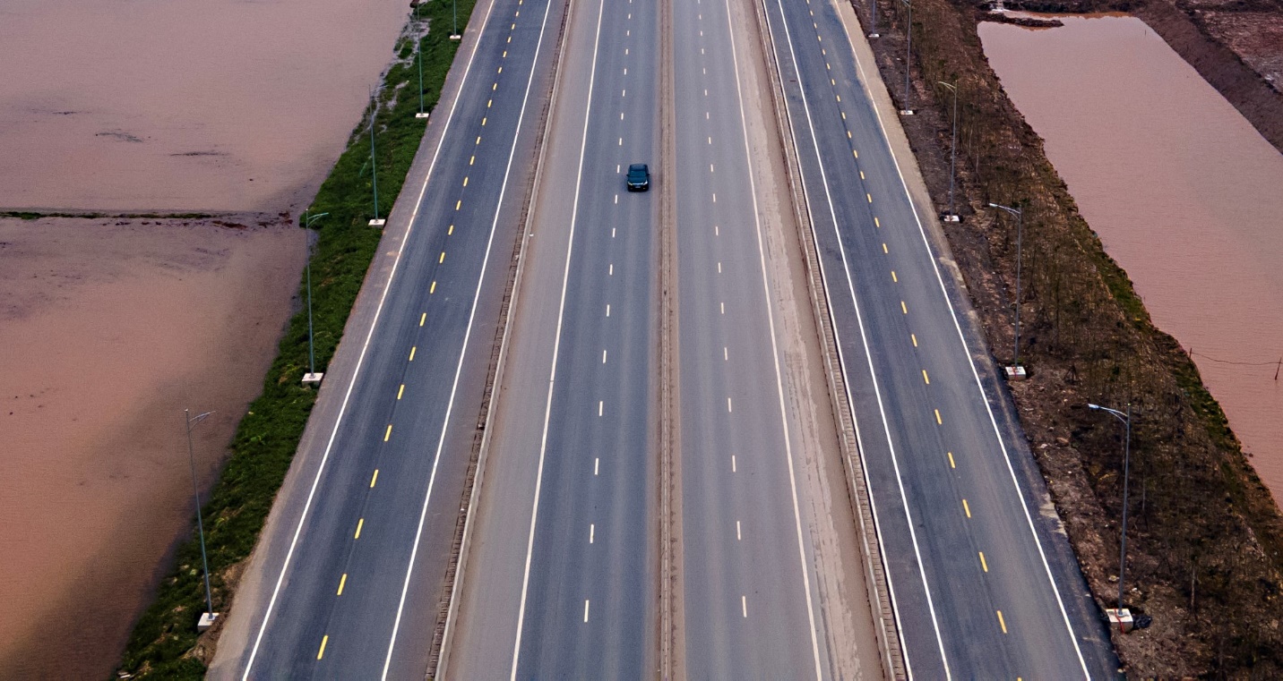 Với việc thông xe kỹ thuật dự án đường bên, tuyến đường bộ kết nối 2 cao tốc đoạn qua tỉnh Hưng Yên hiện nay rất thông thoáng phương tiện khi tuyến đường dài hơn 20km có 4 làn xe cơ giới mỗi chiều với kết cấu mặt đường bê tông nhựa cấp cao.