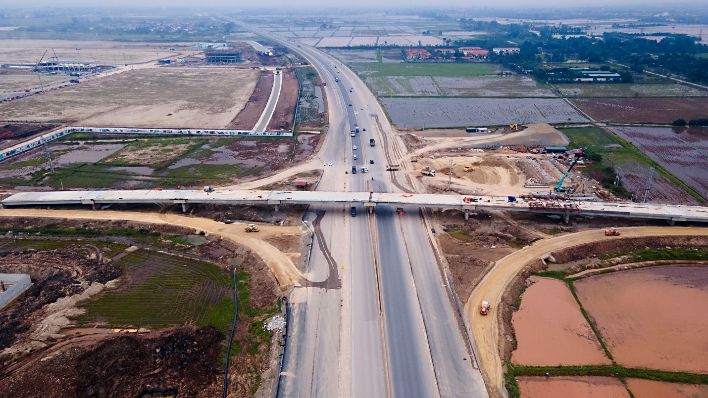 Cầu vượt nối tuyến đường kết nối 2 cao tốc đang được thi công nhằm đảm bảo giao thông liền mạch, kết nối các tuyến đường bộ cao tốc với mạng lưới giao thông.