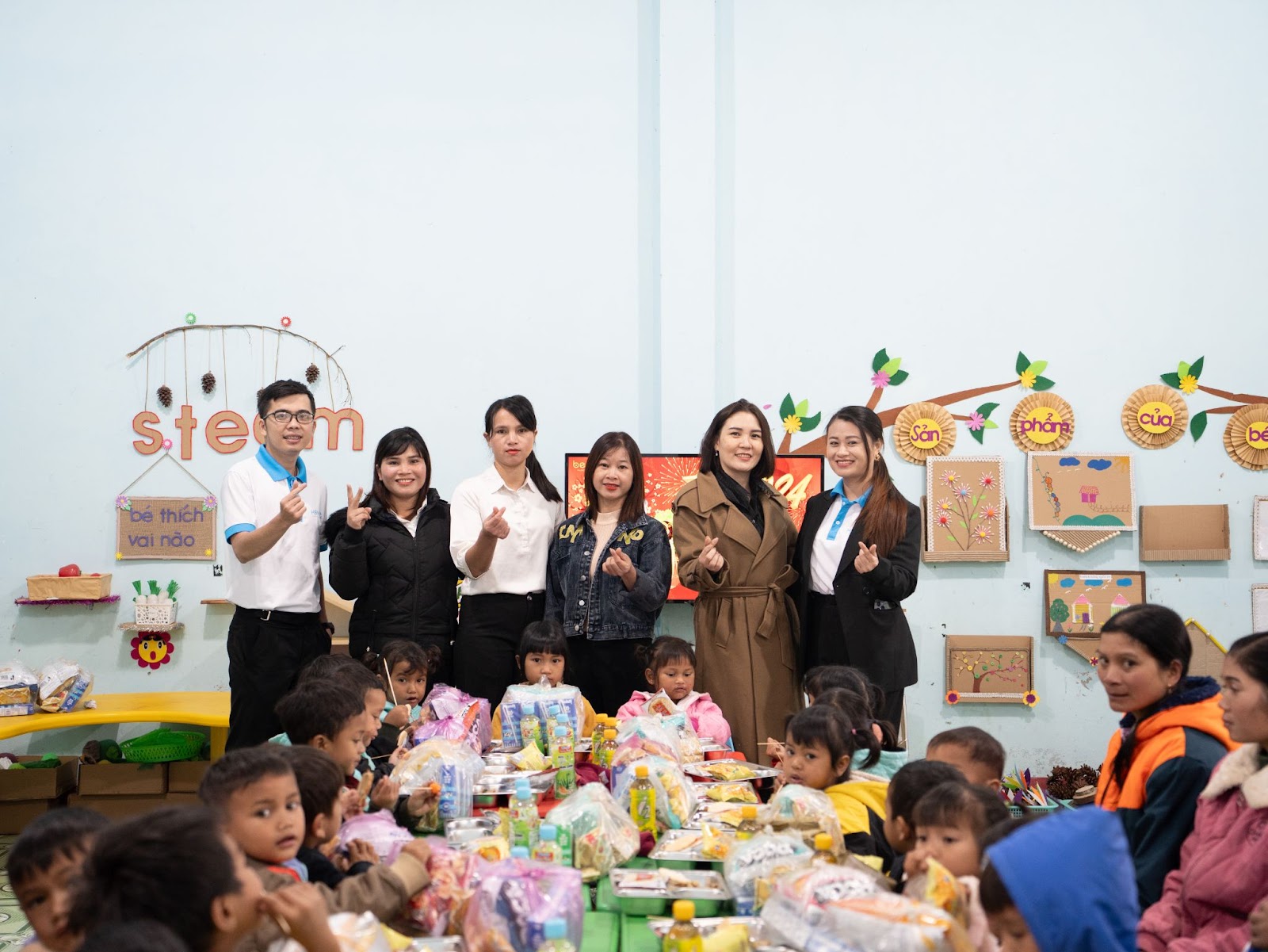 Đoàn chụp ảnh lưu niệm với các cô và em nhỏ tại điểm trường