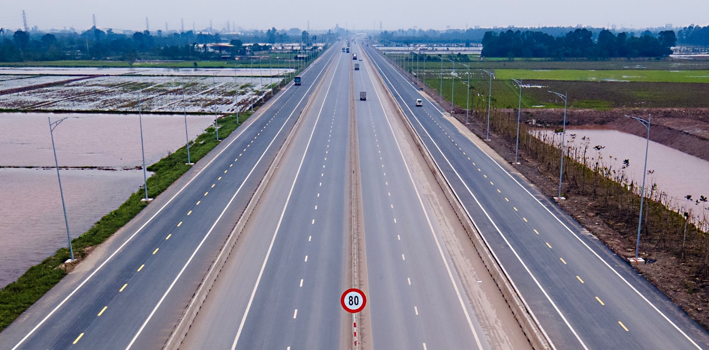 Tuyến đường kết nối 2 cao tốc đoạn qua tỉnh Hưng Yên vừa được mở rộng làn đường, cho phép phương tiện chạy với tốc độ 80km/h.