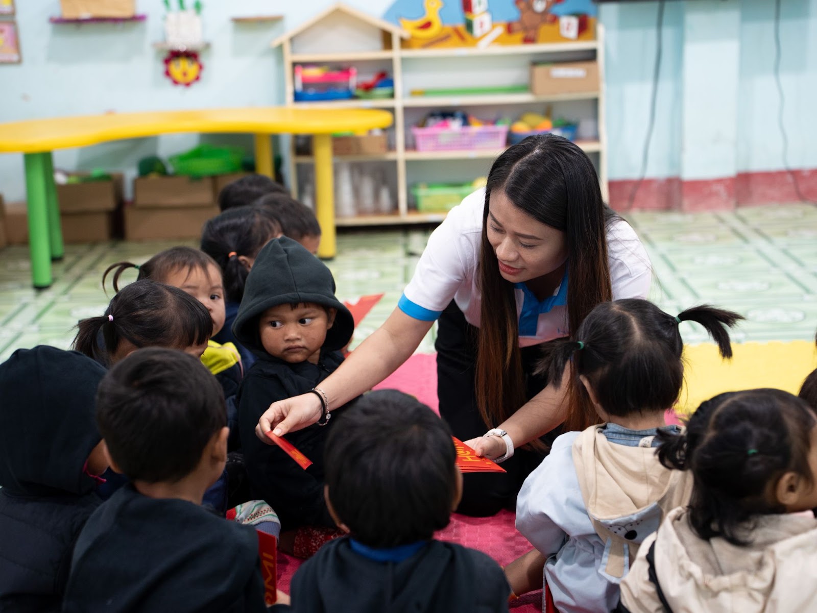 Chị Phạm Thị Viên trao lì xì cho các em