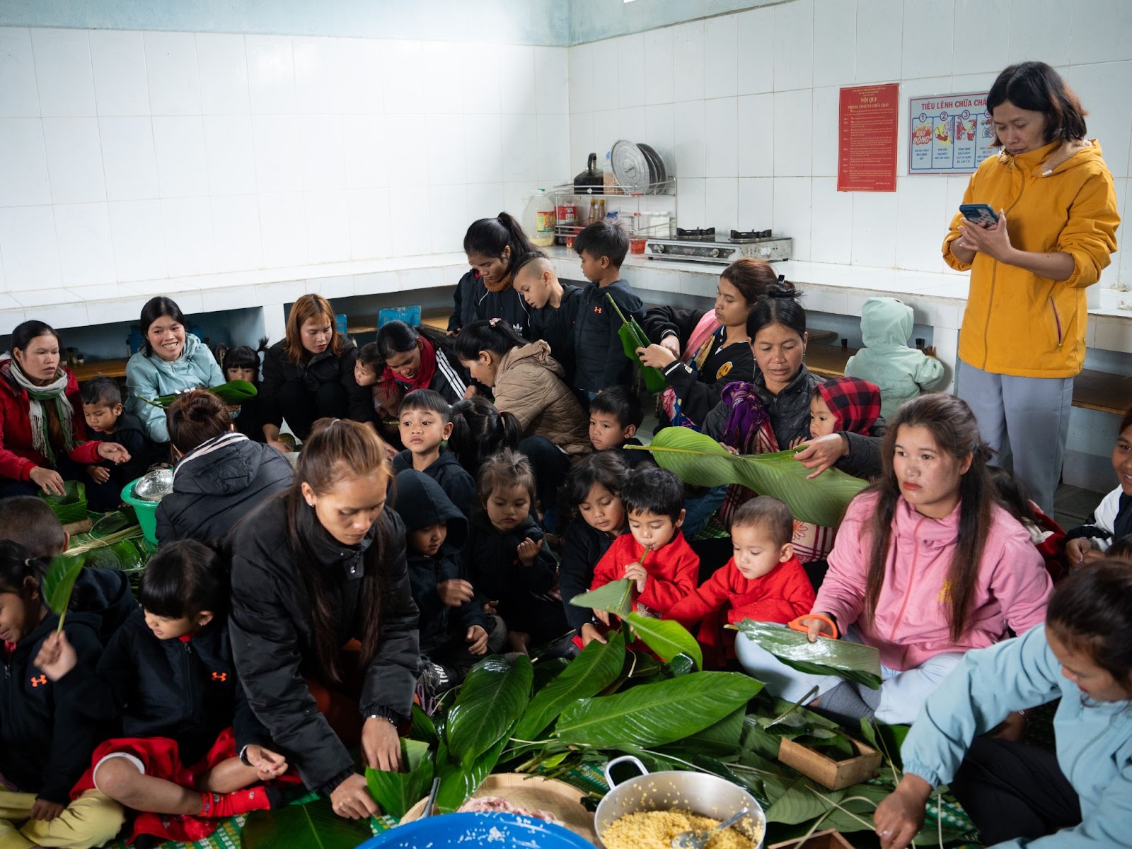 Không khí gói bánh chưng đang lan tỏa trên 9 điểm trường xã Hiếu