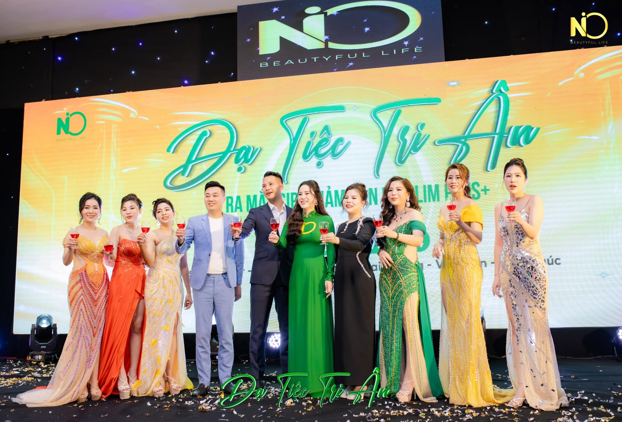 Ban lãnh đạo NIO và các vị khách quý nâng ly chúc mừng năm mới