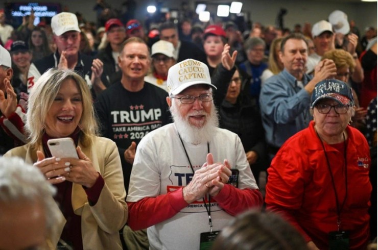 Người ủng hộ ông Trump trong buổi vận động bầu cử sơ bộ ở bang Iowa vào ngày 6-1. Ảnh: REUTERS