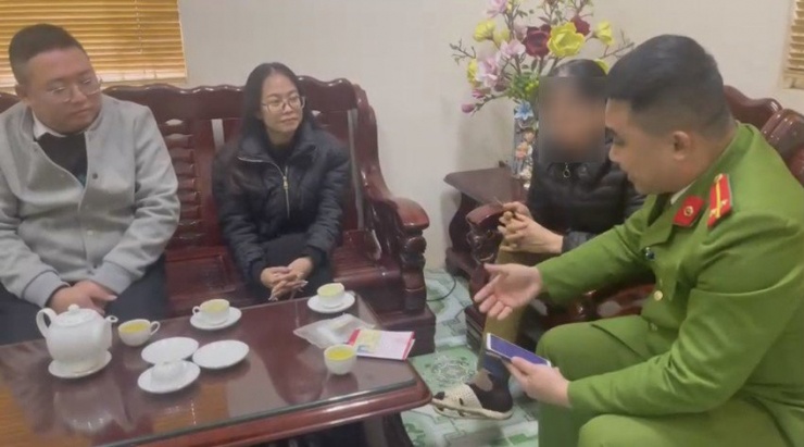 Công an xã Việt Lập cùng nhân viên Ngân hàng Agribank tuyên truyền về thủ đoạn của đối tượng lừa đảo với bà H. Ảnh: PV