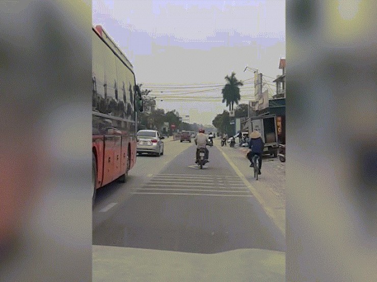 Clip: Tài xế xe máy siêu vẹo, đánh võng trên đường