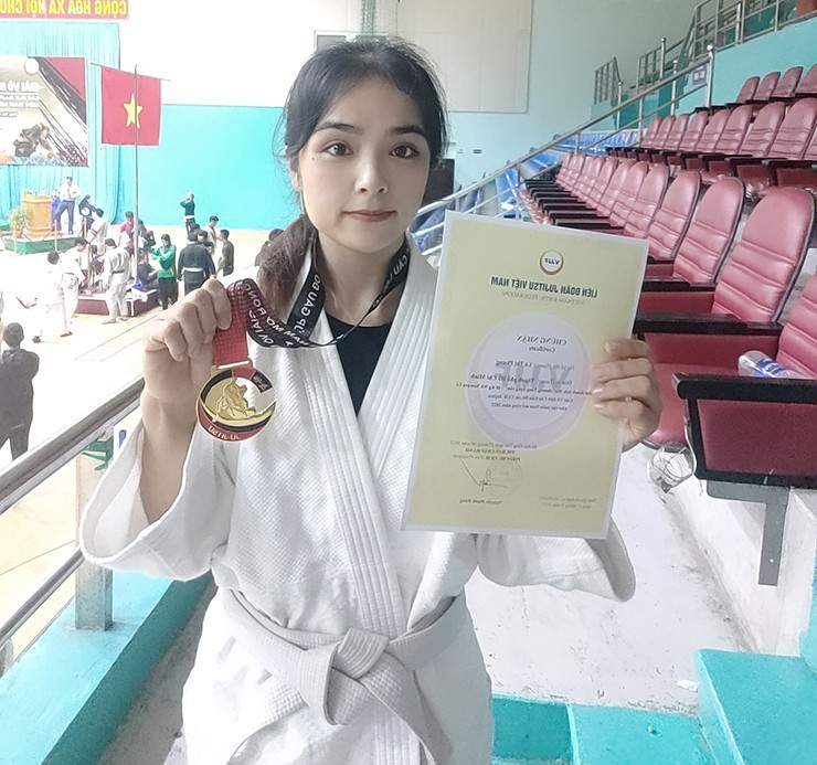 Lò Phị Phung là một trong những gương mặt gây ấn tượng của làng võ Việt Nam trong năm vừa qua. Chỉ mới tiếp xúc với võ thuật một thời gian ngắn, cô gái 26 tuổi xinh đẹp đã trở thành nhà vô địch Jujitsu quốc gia.