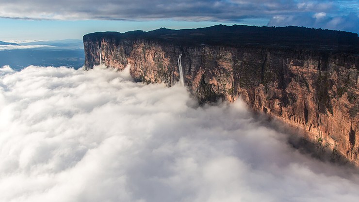 Núi Roraima nằm ở biên giới giữa Venezuela, Brazil và Guyana là một trong những thành tạo địa chất lâu đời và hấp dẫn nhất trên hành tinh.
