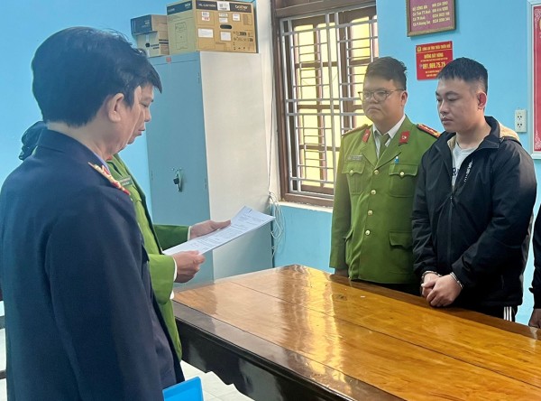 Cơ quan Công an đọc lệnh bắt tạm giam đối tượng Nguyễn Sĩ Toàn.