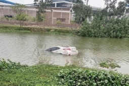 Tin tức trong ngày - Được ân nhân cứu khỏi ô tô đang chìm dưới sông, nữ tài xế giờ ra sao?