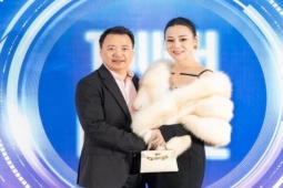 Thời trang - "Quỳnh Búp Bê" diện váy áo khoe vai trần quyến rũ khi dự tiệc cuối năm cùng Shark Bình