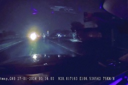 Ô tô - Clip: Ô tô qua ngã tư trời mưa tốc độ "bàn thờ", đâm xe máy bay hàng mét