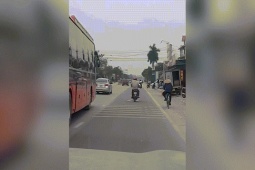 Xe máy - Xe đạp - Clip: Tài xế xe máy siêu vẹo, đánh võng trên đường