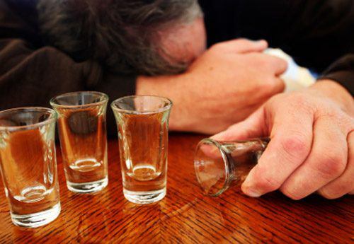 Uống rượu quá mức ngày Tết, hệ tiêu hóa dễ gặp phải 3 tình trạng này - 1