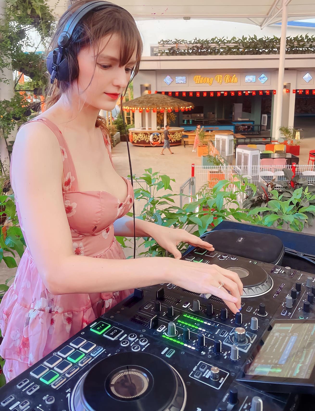 "DJ Tây đẹp nhất Hà thành" mặc kín đáo vẫn gợi cảm, háo hức đón Tết Việt