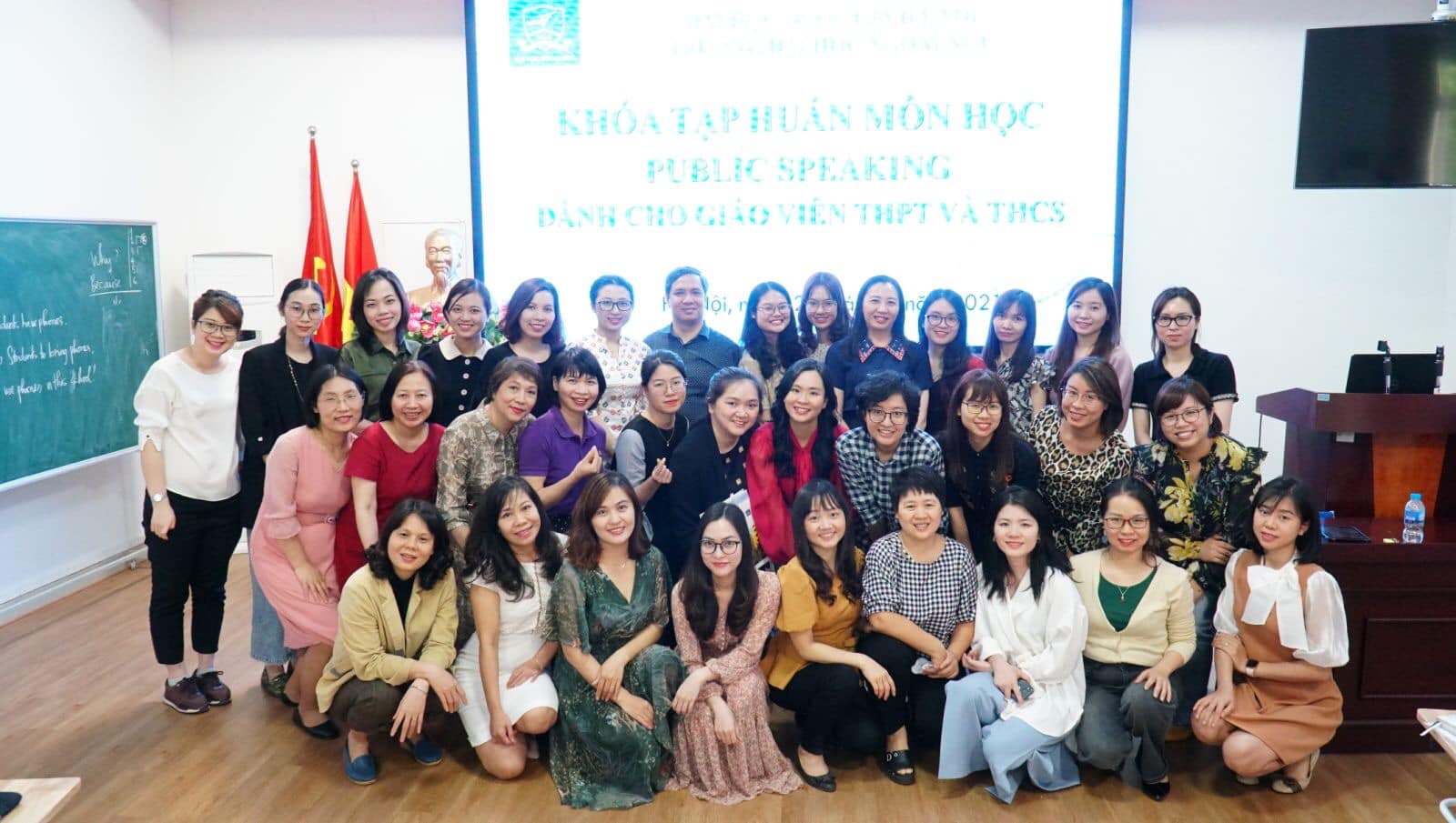 Thạc sĩ Phan Mỹ Linh đào tạo bộ môn hùng biện cho giáo viên THCS và THPT. Ảnh: NVCC.