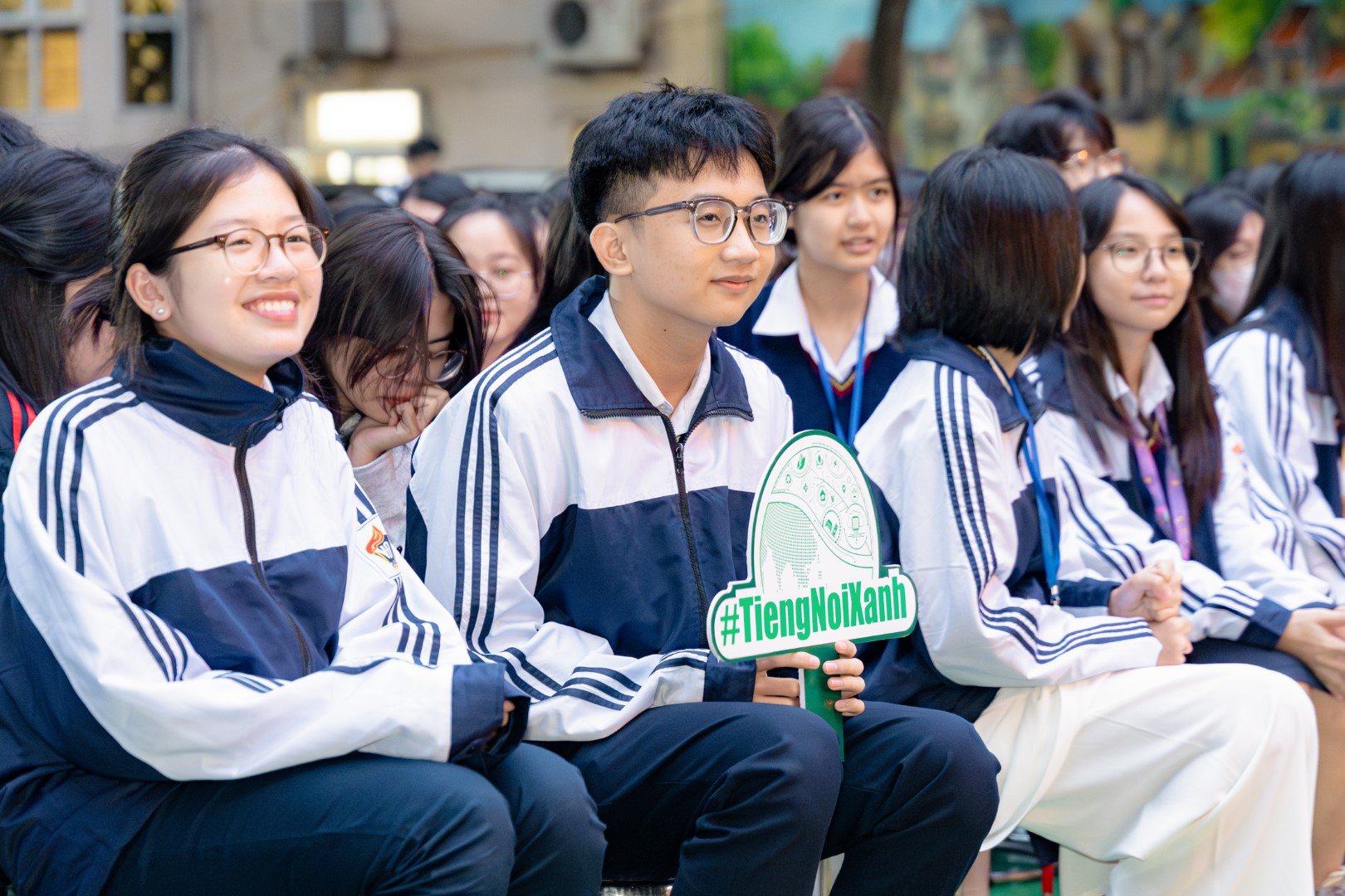 Học sinh trường THPT Việt Đức lắng nghe những chia sẻ của BTC cuộc thi.