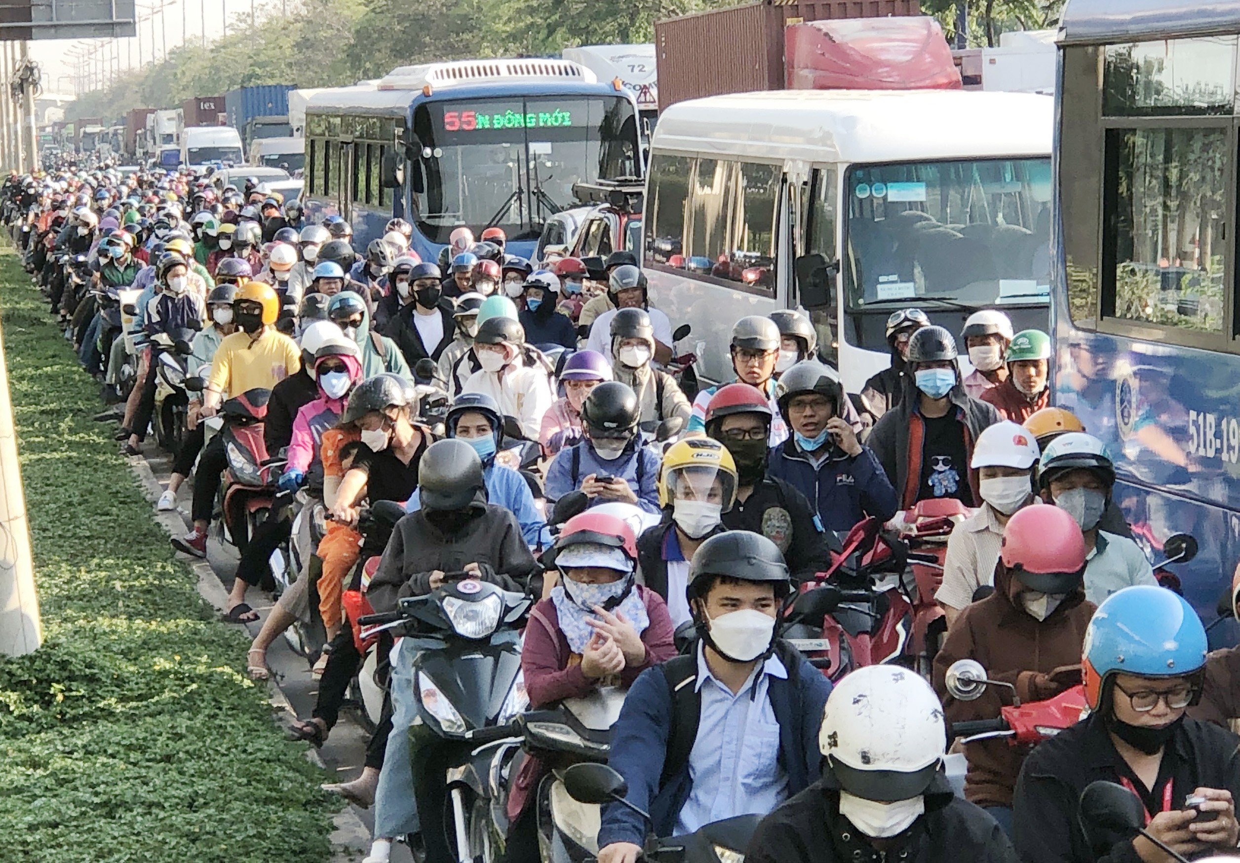 Đường Võ Nguyên Giáp, TP Thủ Đức – cửa ngõ phía Đông của TP.HCM ùn tắc nghiêm trọng vào sáng 30/1 (20 tháng Chạp) khiến người dân “chôn chân” hàng giờ trên đường.