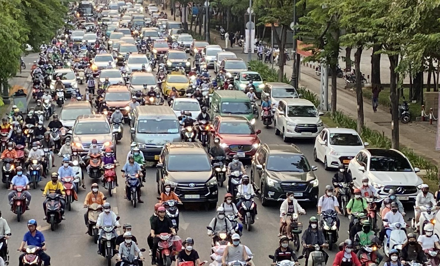 Những ngày giáp Tết, các tuyến đường cửa ngõ sân bay Tân Sơn Nhất thường xuyên xảy ra tình trạng ùn tắc giao thông.