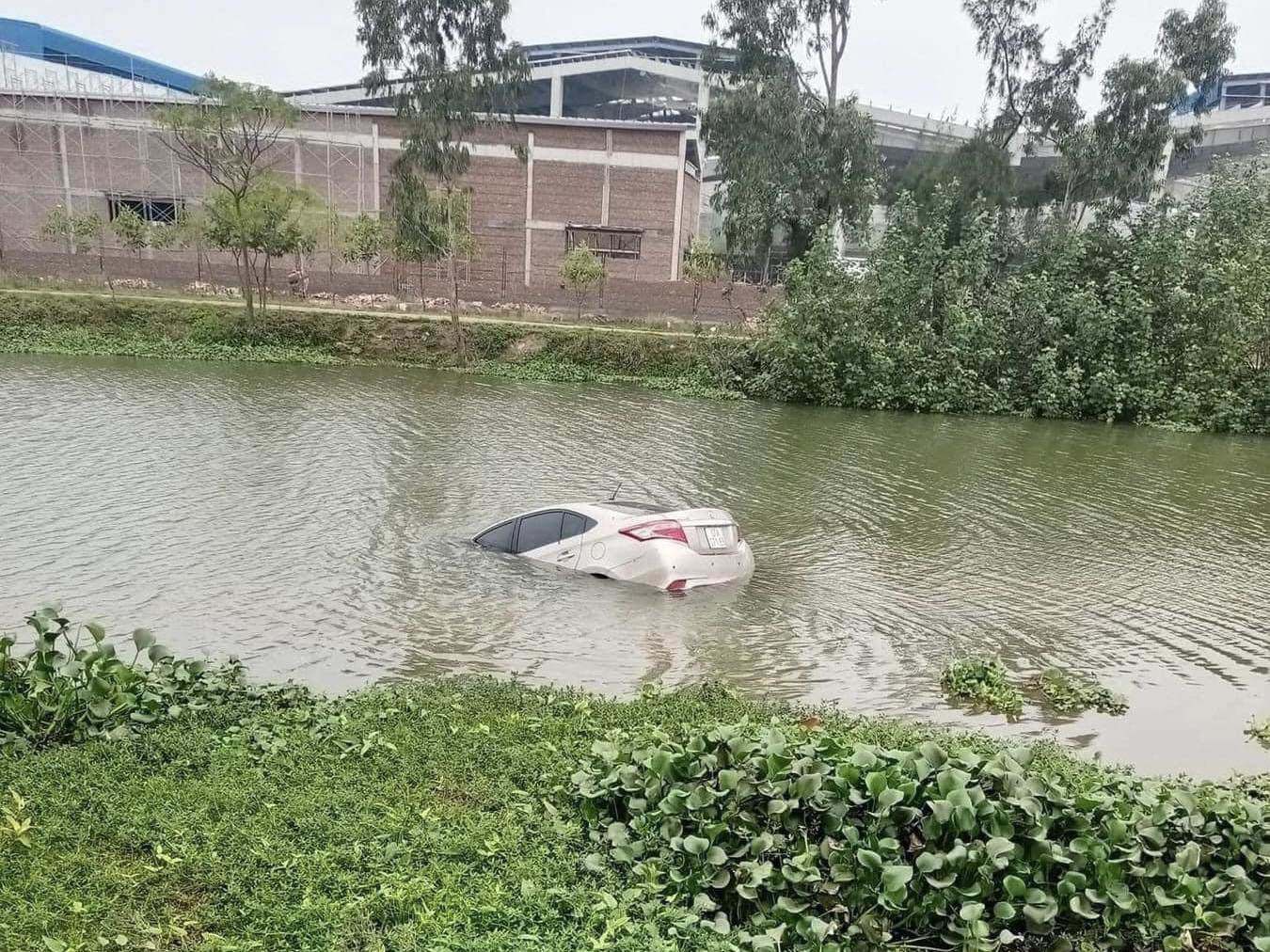 Chiếc ô tô bị chìm dưới sông