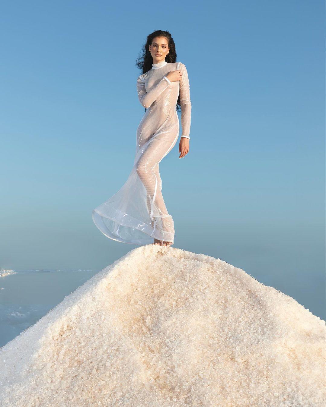 Valentina Figuera khoe đường cong hình thể nóng bỏng trong mẫu đầm dài, chất liệu xuyên thấu. 