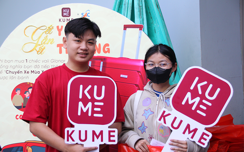 KUME và HSSV chụp hình kỷ niệm tại Trung Tâm Hỗ Trợ Sinh Viên SAC