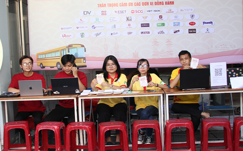 KUME hỗ trợ các bạn tình nguyện viên tại buổi phát vé xe