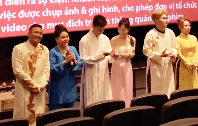 Lê Giang cùng các diễn viên chia sẻ tại buổi chiếu trước cho giới truyền thông.