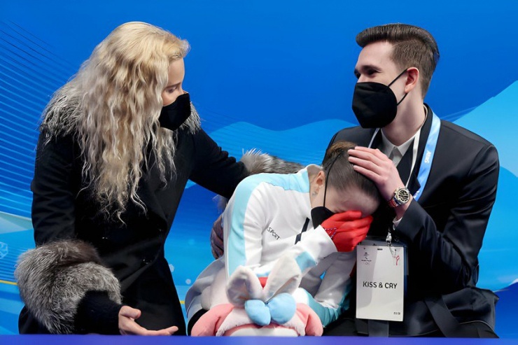 Valieva khóc trong vòng tay của BHL tại Olympic mùa đông Bắc Kinh 2022. Ảnh: GETTY