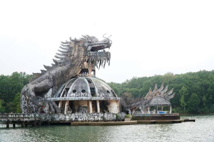 Trong đó, nhà thủy cung với kiến trúc con rồng uốn lượn quanh nhà thủy tạ giữa mặt hồ là công trình nổi bật.