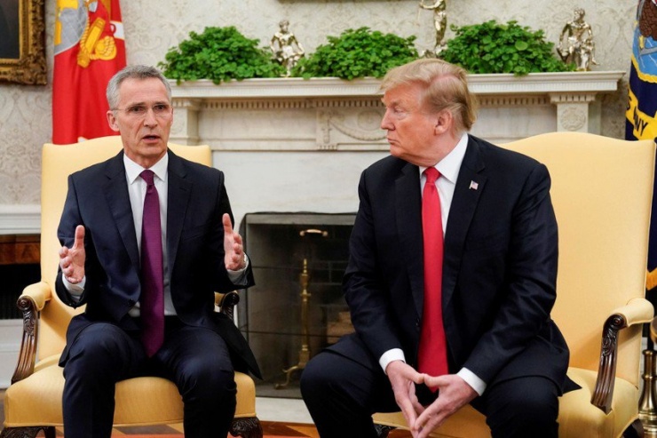 Ông Donald Trump (phải) - khi ấy là Tổng thống Mỹ và Tổng thư ký Tổ chức Hiệp ước Bắc Đại Tây Dương (NATO) Jens Stoltenberg tại Nhà Trắng (Mỹ) năm 2019. Ảnh: REUTERS