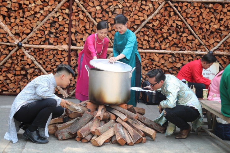 Nguyễn Hoàng Nam (ngụ Bình Thạnh) cho biết, vì sinh sống ở TP.HCM từ nhỏ nên anh rất thích mô hình bếp củi và nồi bánh ở phố ông đồ, mô hình làm anh liên tưởng đến không khí đón Tết ở các miền quê Việt Nam trong đêm giao thừa. Tôi và các bạn lên phố ông đồ vào buổi trưa, vì lo buổi sáng đông người và khó chụp ảnh, nhưng hiện tại phố vẫn rất đông, muốn chụp ảnh ở mô hình nào cũng phải xếp hàng chờ đến lượt - anh Nam chia sẻ thêm.