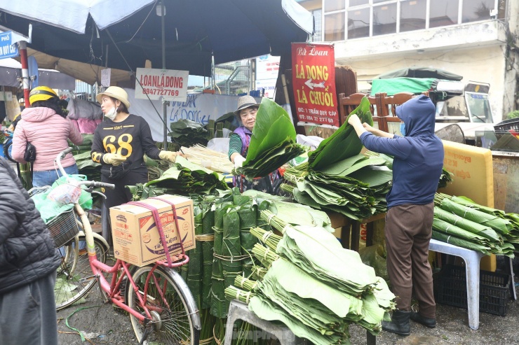 Đây là thời điểm người tiêu dùng, người dân Thủ đô tấp nập mua sắm phục vụ Tết Âm lịch.