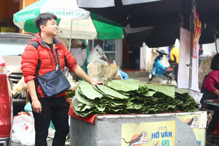 Lá dong năm nay to đẹp, xanh mướt nên được người tiêu dùng ưa chuộng, mỗi ngày mỗi sạp bán được hàng vạn lá.