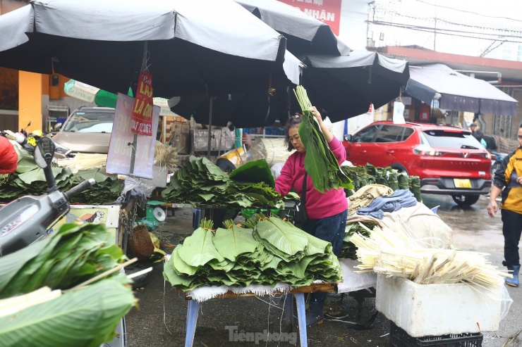 Tiểu thương cho biết, năm nay người mua theo bó nhiều thay vì mua lẻ tẻ vài lá như những năm trước.