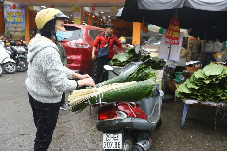 Lá dong ở đây được chia làm 2 loại: lá dong rừng và lá dong quê.