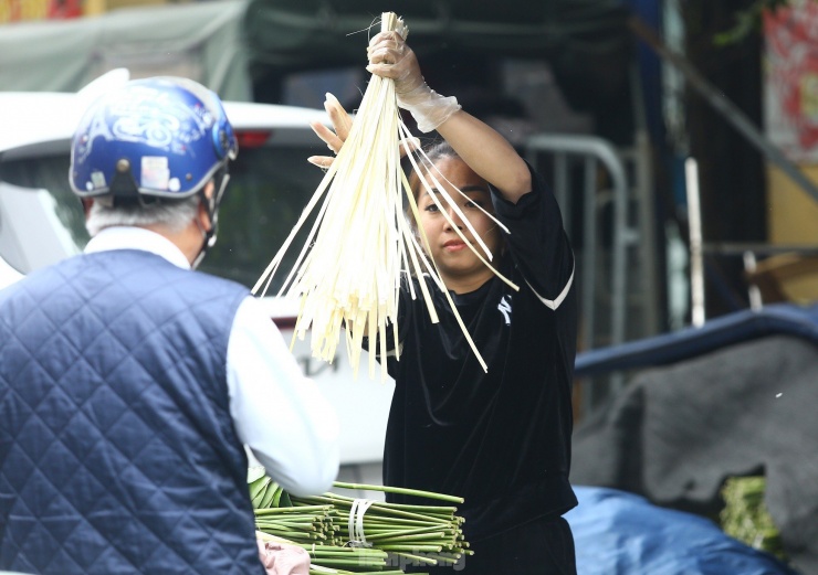 Bán kèm là lạt gói bánh với giá 10.000 đồng/bó.