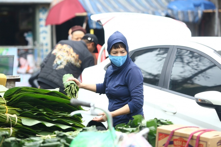 Trên phố Trần Quý Cáp có khoảng 7-8 sạp hàng kéo dài khoảng 50 mét với đủ các loại lá dong các nơi đổ về.