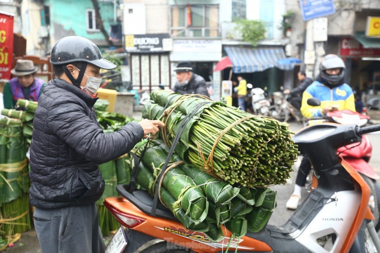 Những bó lá dong được lựa chọn kỹ càng trước khi được vận chuyển đến người tiêu dùng.