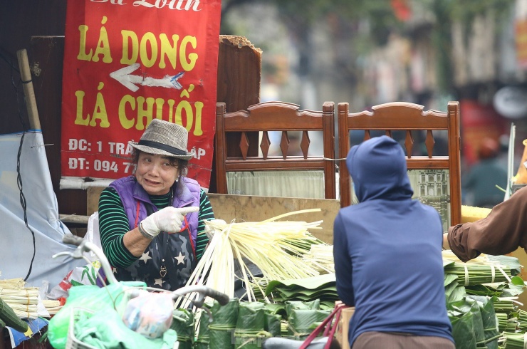 Tiểu thương bán không ngừng tay.