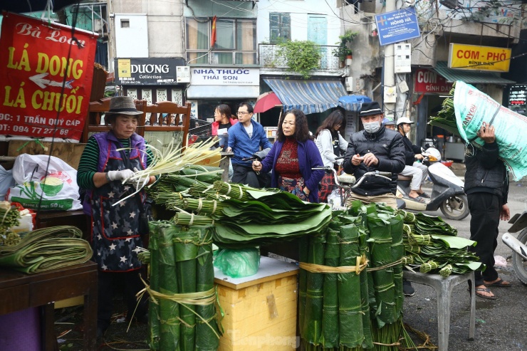 Người dân cần mua lá dong hay dây lạt gói giò, chả, bánh chưng vẫn thường nhớ đến chợ đã tồn tại rất lâu trên Trần Quý Cáp đằng sau ga Hà Nội.