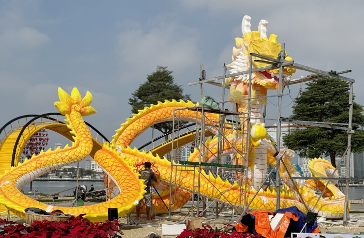 Đây là linh vật rồng chủ đạo trong 15 cụm trang trí hoa Tết ở TP Đà Nẵng