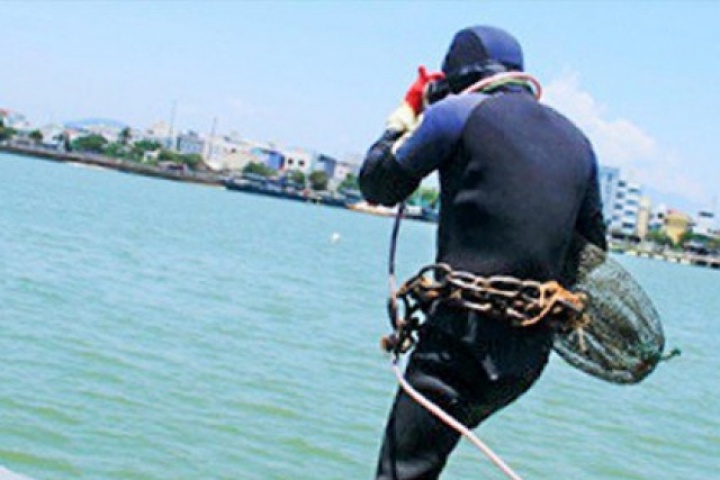 Sống ở đáy sông: Đeo chì đi dưới sông Hàn