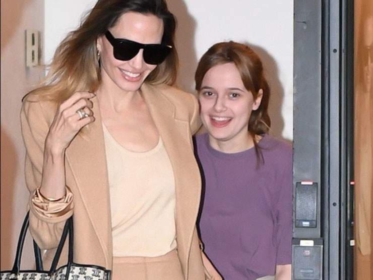 Mới đây, Angelina Jolie và con gái Shiloh Nouvel Jolie Pitt xuất hiện trên đường thu hút sự chú ý.
