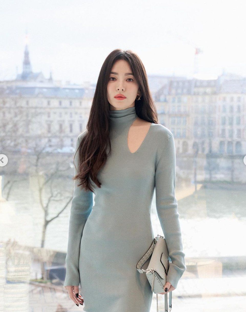 "Nữ thần không tuổi" Song Hye Kyo có làn da trắng phát sáng khiến bao ánh mắt đổ dồn - 1
