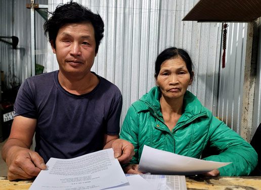 Vợ chồng anh Bình - chị Kiều cầm đơn cầu cứu trước khi gửi đến UBND tỉnh Lâm Đồng, UBND TP Đà Lạt