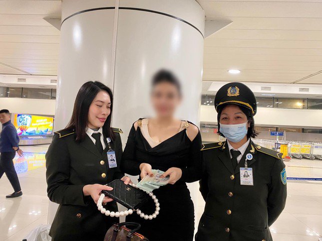 Chị H. có tài sản thất lạc được 2 nhân viên an ninh ở sân bay Nội Bài hỗ trợ tìm kiếm. Ảnh: NIA.