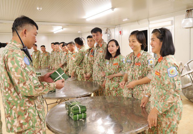Đội Công binh Việt Nam thi gói bánh chưng, đón Xuân Giáp Thìn 2024 ở Abyei - 1