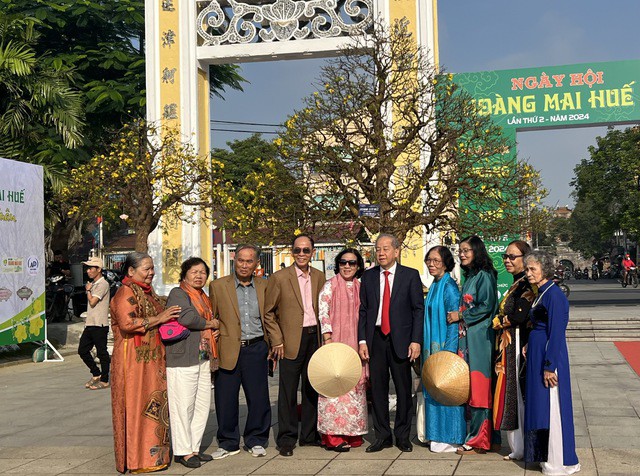 Người dân, du khách cùng chụp ảnh chung với ông Phan Ngọc Thọ - Phó Bí thư Thường trực Tỉnh ủy Thừa Thiên - Huế bên "cụ" mai vàng cả trăm tuổi.